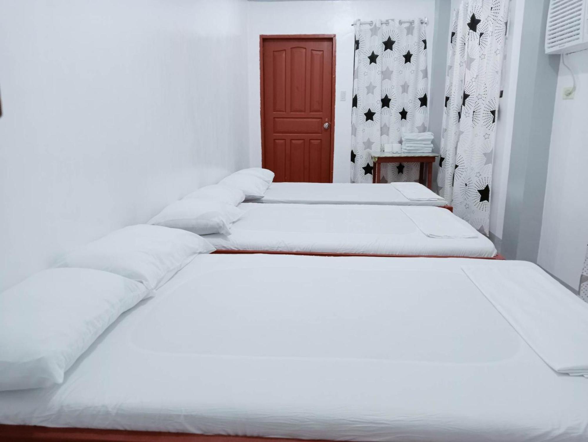 Ludy'S 2 Pension House Carles 객실 사진